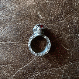 STOP LIGHT skull ring garnet